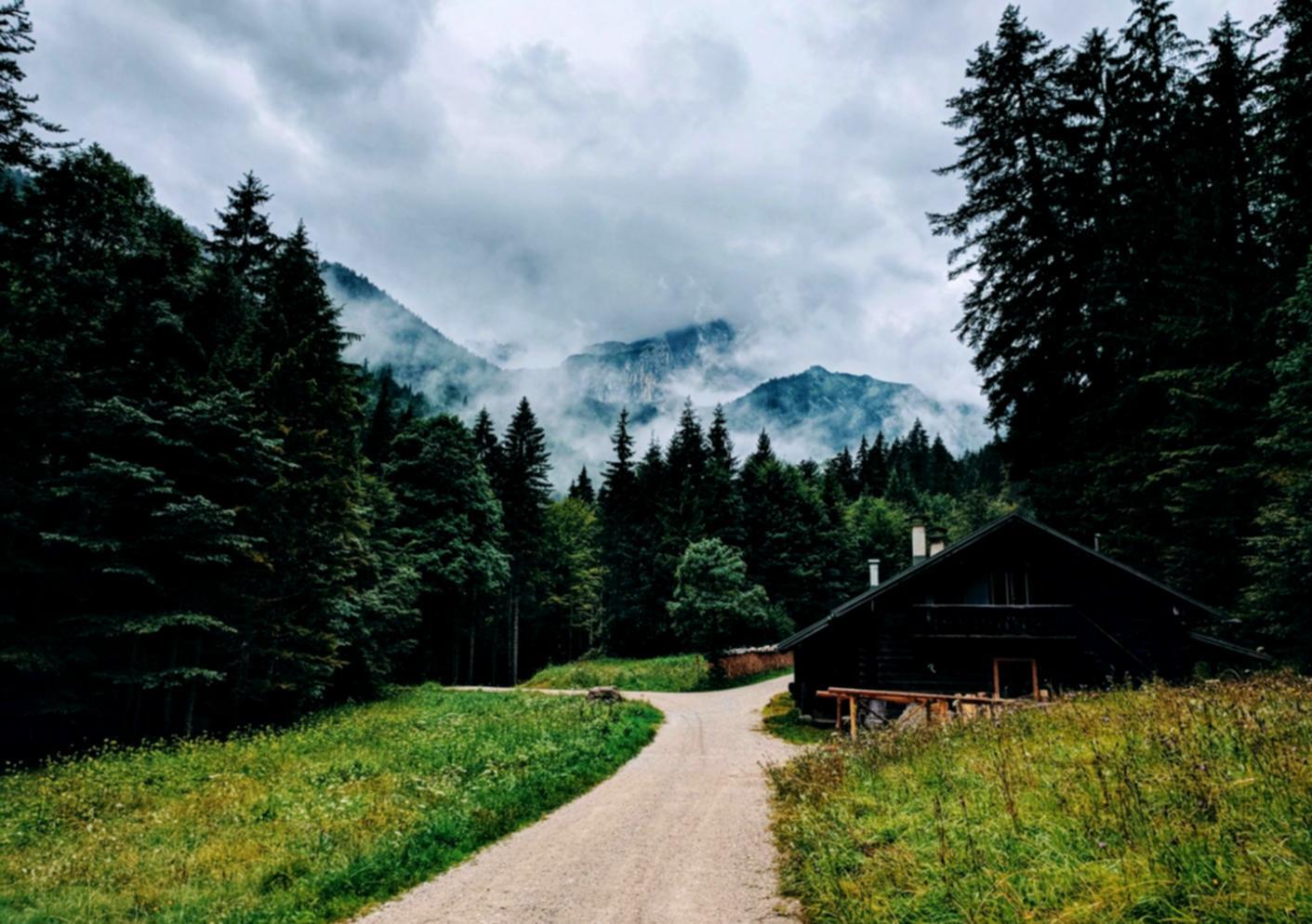 Seminarraum mit Teilnehmern in aktiver Diskussion