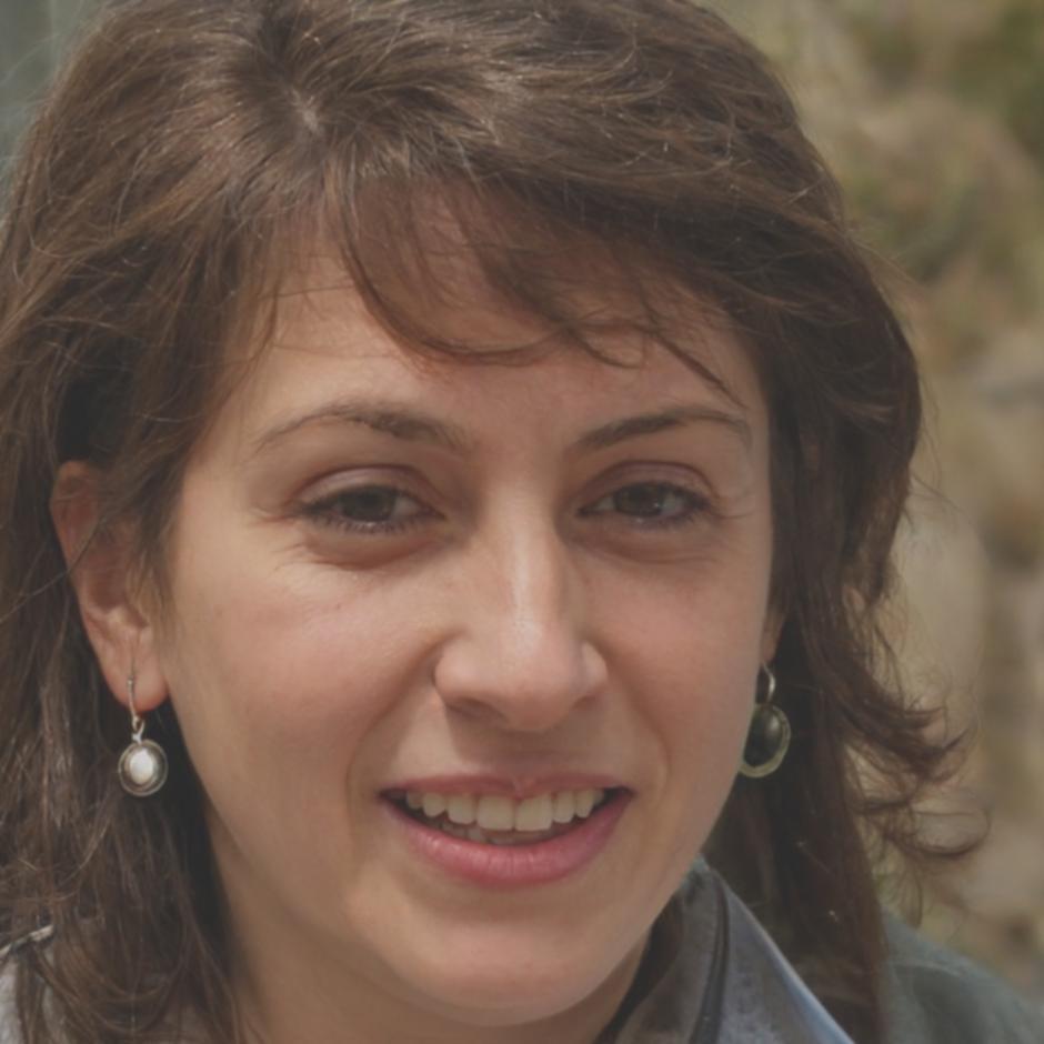 Expertin gibt individuelle Beratung zur Reiseorganisation